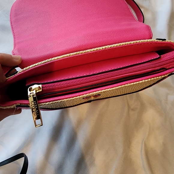 Izzy and Ali wicker crossbody bag. - Picture 4 of 7